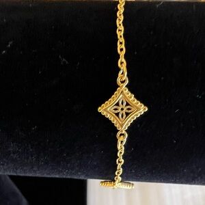 Floral and diamond shaped accents bracelet